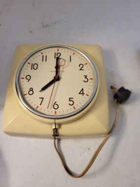 1950s GE Electric Clock #2H20 FOR PARTS OR DISPLAY ONLY NOT WORKING